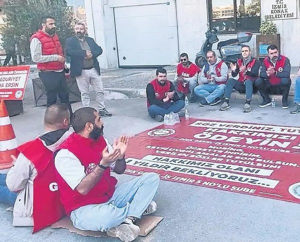 izmirde-gerilim-tirmaniyor-2-bin-memur-chp-il-baskanligina-yurudu-1777524580852.jpeg