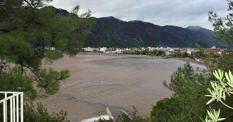 Marmaris’te denizin rengi kahverengiye dönüştü