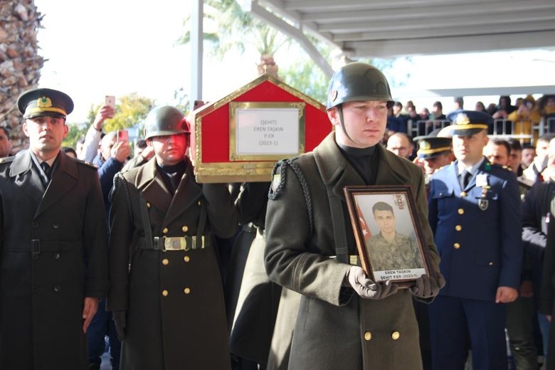 Depremde şehit olan İzmirli askere hüzünlü veda