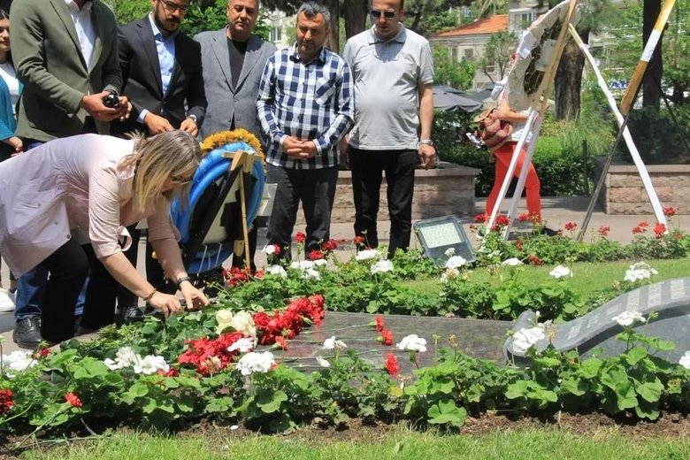 AK Partili Çankırı, Zübeyde Hanım’ın mezarını ziyaret edip anneler gününü kutladı