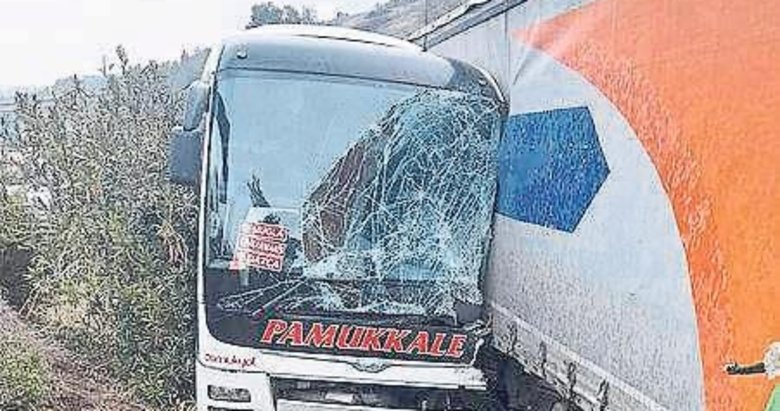 TIR yolcu otobüsüne yandan çarptı: 4 kişi yaralı