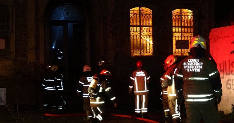 İzmir’de tarihi binada yangın; mahsur kalan kadın kurtarıldı