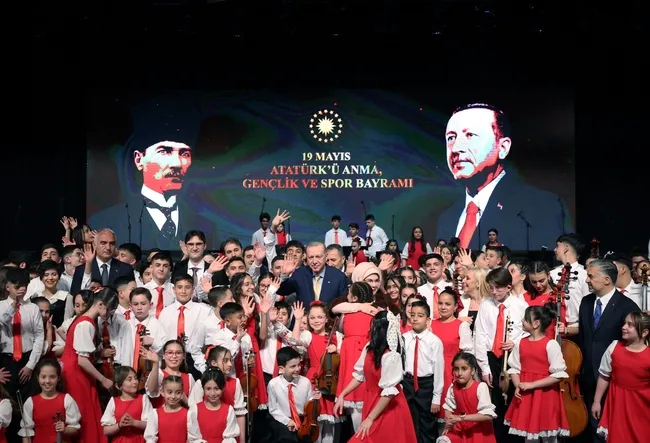 baskan-erdogan-ve-esi-emine-erdogan-cocuk-korosunu-dinledi-1779223103473.png