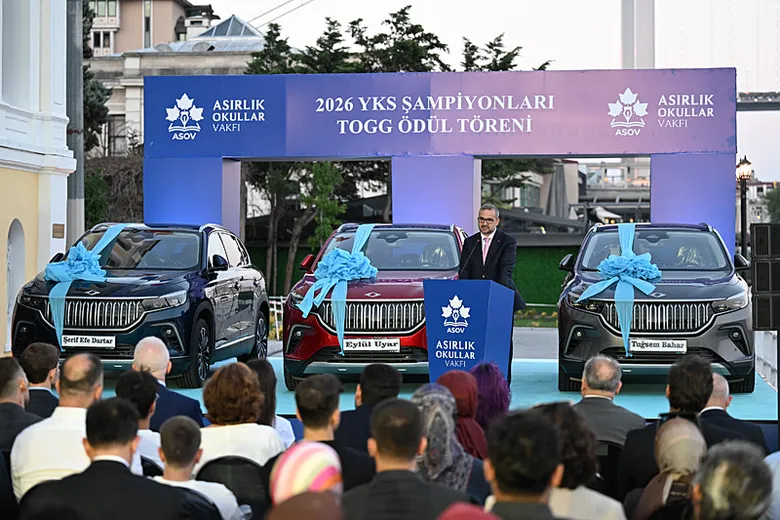 yks-sampiyonlarina-togg-hediye-edildi-1787727309341.png