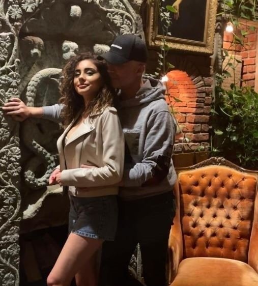 Özcan Deniz kesenin ağzını açtı! Eşine aldığı hediye dudak uçuklattı