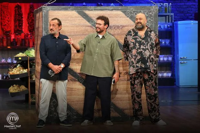 masterchef-odul-oyununu-kim-kazandi-studyoda-korkutan-anlar-mehmet-sef-emreyi-boyle-kurtardi-1790377592447.png
