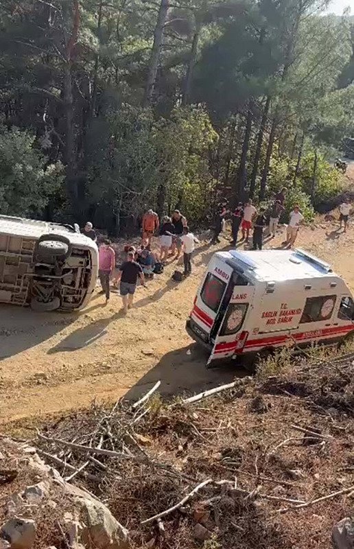 Balıkesir’de tur minibüsü şarampole devrildi! Çok sayıda yaralı var