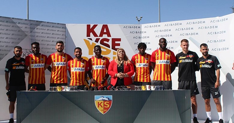 Kayserispor yeni sezonda kadrosuna kattığı 9 yeni futbolcuyu basına tanıttı.