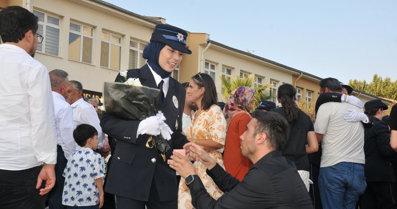 Mezuniyet töreninde sürpriz evlilik teklifi... Kadın polisin çifte mutluluğu...