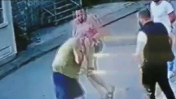 Halil Sezai’nin babası yaşındaki adamı dövdüğü anlar ortaya çıktı