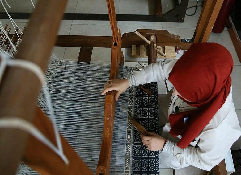 Dedesinden öğrendiği beledi dokumayı gelecek nesillere aktarıyor