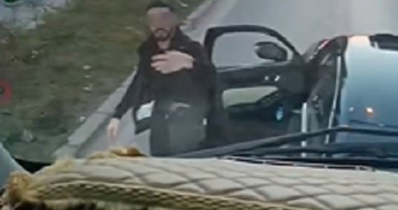 İzmir’de arkasındaki sürücüye sinirlenip aracından inen şoför ehliyetinden oldu