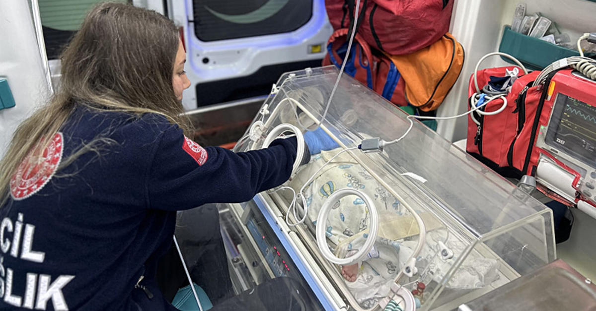 Çanakkale'de 54 günlük bebek için zamanla yarış