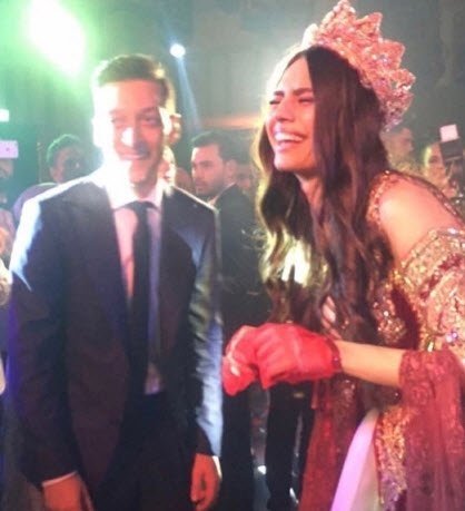 Mesut Özil Amine Gülşe çiftinin kına gecesi sosyal medyayı salladı
