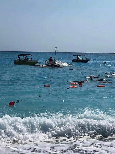 Ölüdeniz’de tur teknesi battı