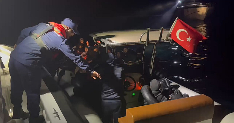 İzmir açıklarında 28 göçmen yakalandı!