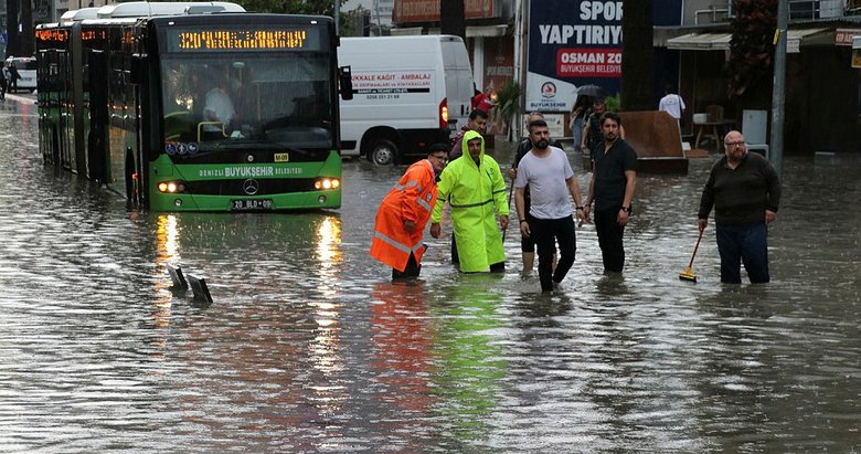 Denizli’yi sel vurdu