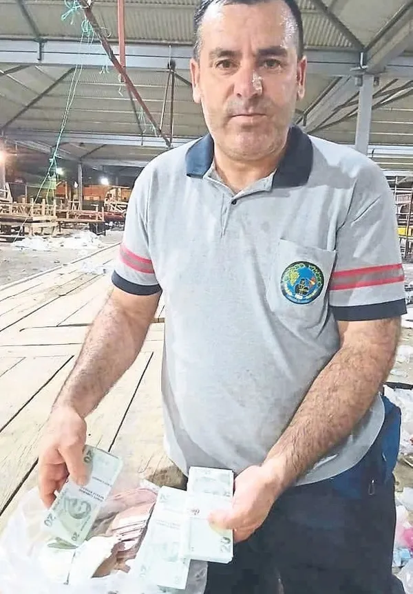 izmirde-insanlik-olmedi-dedirten-olay-poset-dolusu-parayi-bulup-bir-an-bile-tereddut-etmedi-1785354482848.jpeg