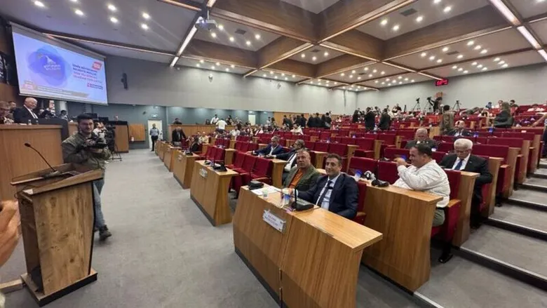 izmirde-ulasimda-beklenen-karar-cikti-izbanda-90-dakika-donemi-yeniden-basladi-izban-90-dakika-geri-geldi-mi-1792133124810.png