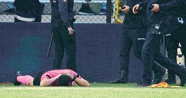 İzmir’deki maçta hakeme saldırı! Yaralanmasına rağmen maça devam etti