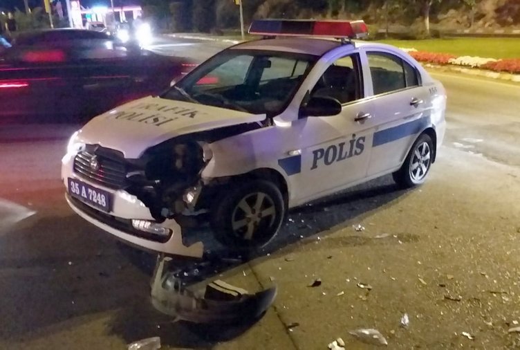 İzmir’de alkollü sürücünün otomobili polis otosuna çarptı