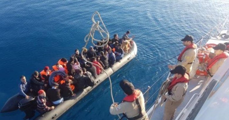 İzmir’de Türk karasularına geri itilen 38 kaçak göçmen kurtarıldı