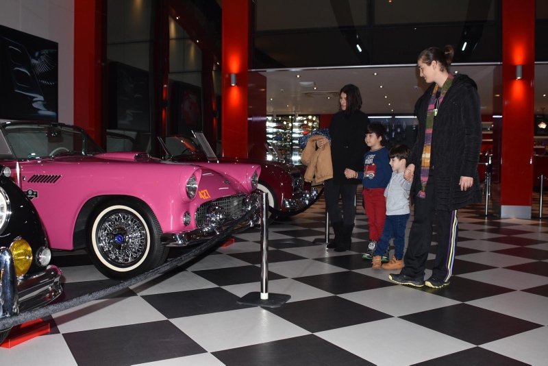 Çocukluk tutkuları iki kardeşe, İzmir’de otomobil müzesi açtırdı