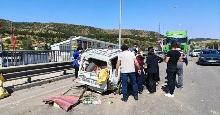 Afyon’da zincirleme trafik kazası: Üst geçitteki araç kontrolden çıktı