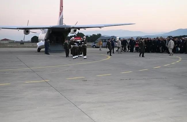 Manisa’daki şehit cenazesinde Özgür Özel’e tepki! Özgür dışarı sloganları attılar