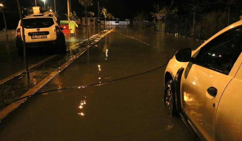 İzmir’de sağanak yağış denizi taşırdı, araçlar sular altında kaldı