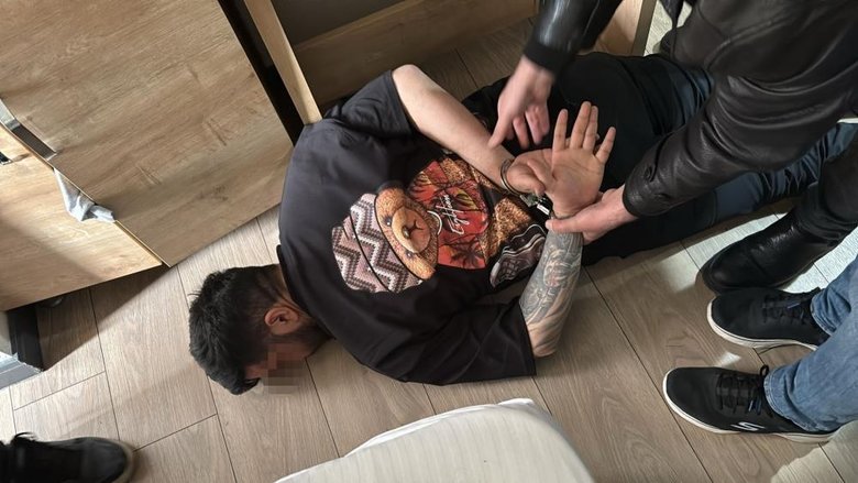 İzmir’de taksiciyi gasbeden şahıs otel odasında yakalandı