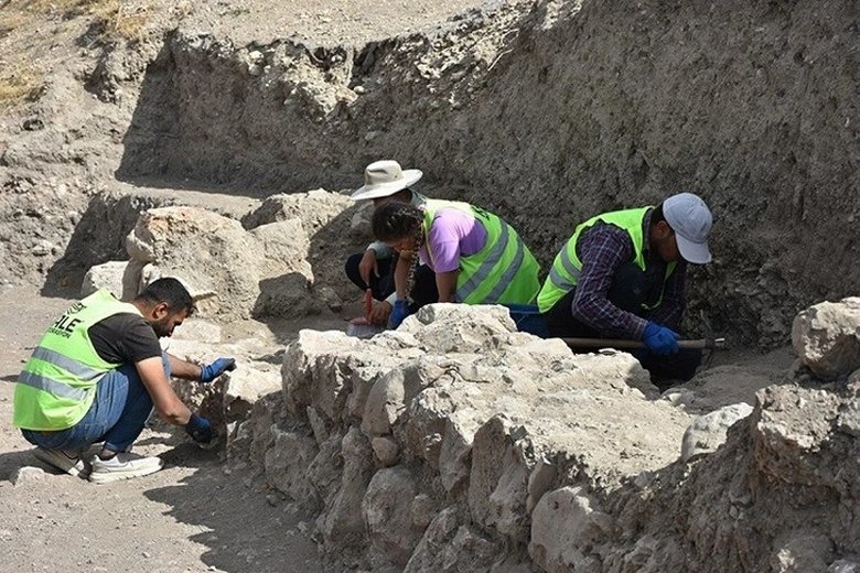 afyondaki-antik-kentte-bulundu-bir-aslana-ya-da-pantere-ait-1696684374198.jpg