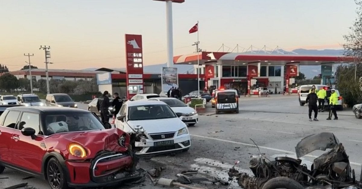 İzmir'de ortalık savaş alanı! 3 otomobil peş peşe çarpıştı: 1'i çocuk 3 yaralı