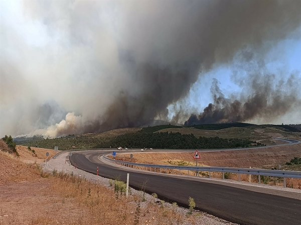 manisanin-akhisar-ilcesinde-orman-yangini-risk-hala-devam-ediyor-1751122234330.jpg