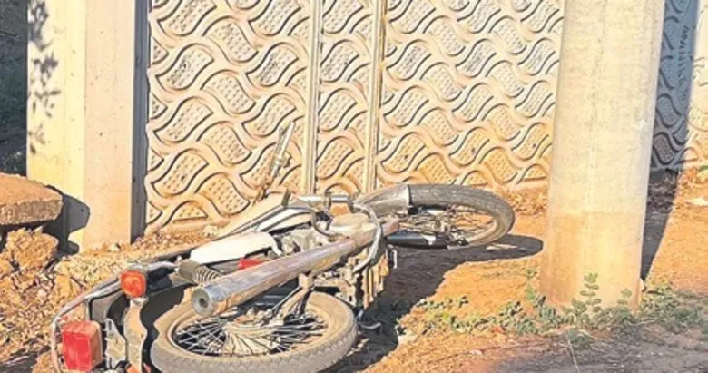 Aydınlatma direğine çarpan motosikletin sürücüsü öldü
