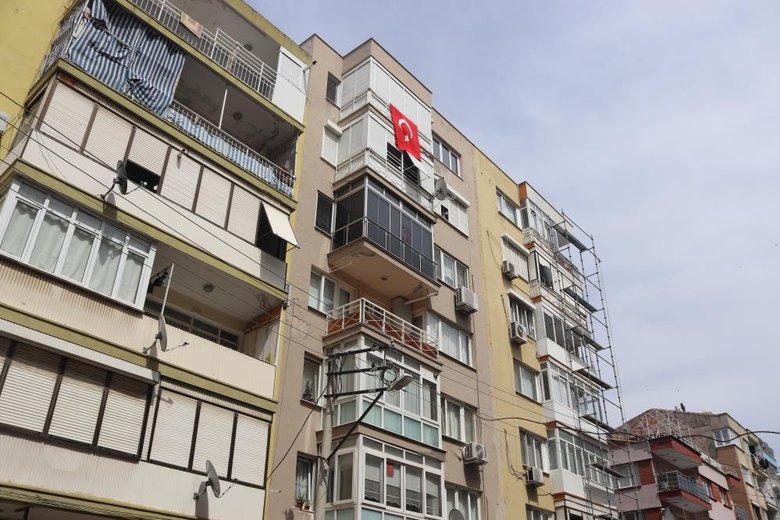Eline ne geçirdiyse pencereden attı, mahalleli canını zor kurtardı