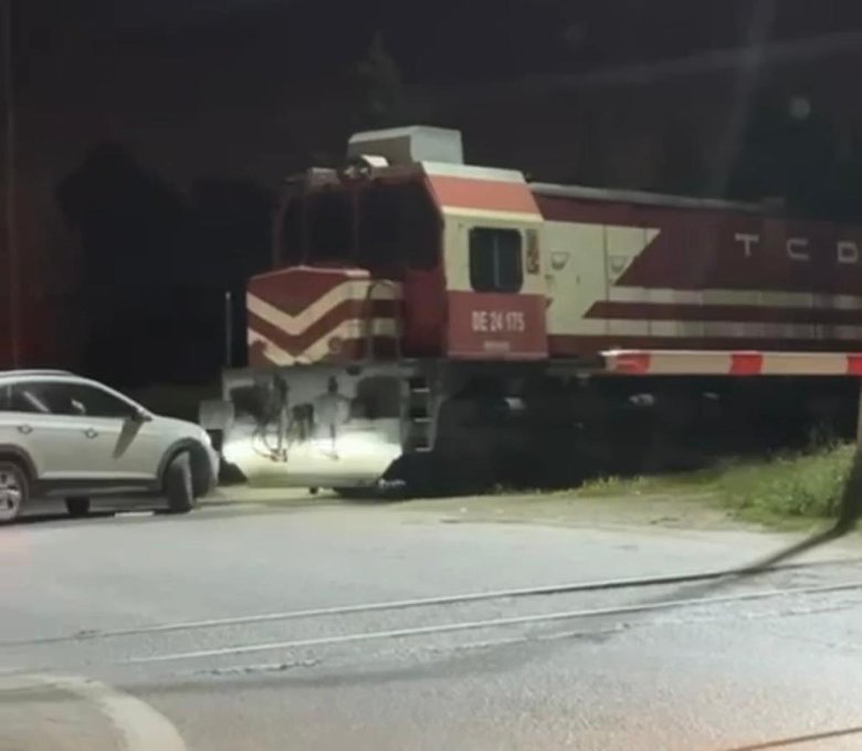 Hemzemin geçitte tren ile otomobil çarpıştı