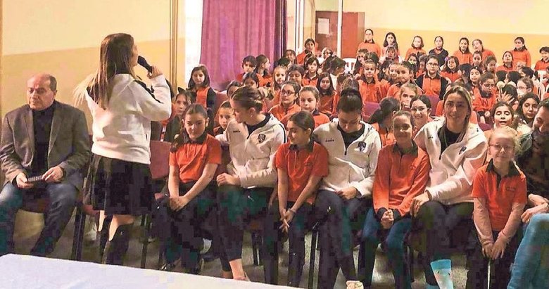 Voleybolcular miniklere sporun önemini anlattı