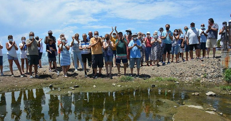 Denize akan mandıranın atıkları kirlilik oluşturdu! İşlem yapmayan Dikili Belediyesi’ne tepki