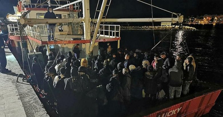Balıkçı teknesinde 125 göçmen yakalandı