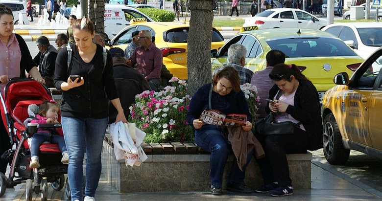 Aydın’da vatandaşlar baharın tadını çıkarıyor