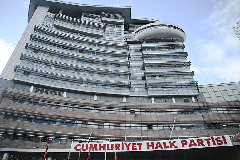 chp-genel-merkezi-onunde-partililer-a-haber-muhabirine-saldirdi-1779382671256.png