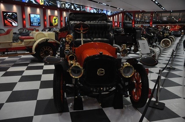 İzmirli iş adamları Özgörkey kardeşler’den klasik otomobil müzesi