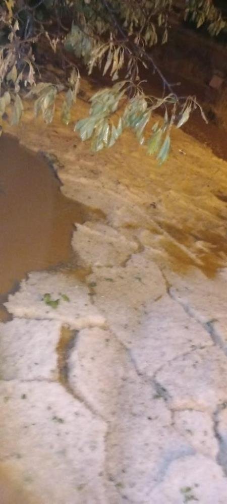 Uşak’ta etkili olan dolu yağışı mahalle sakinlerini korkuttu