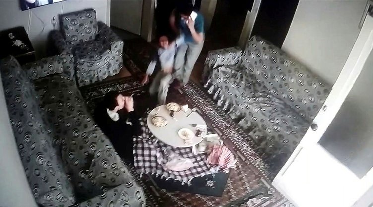 İzmir Karşıyaka’da bakıcı şiddeti! Burnunu kanatana kadar dövdü! Kameraya yakalandı