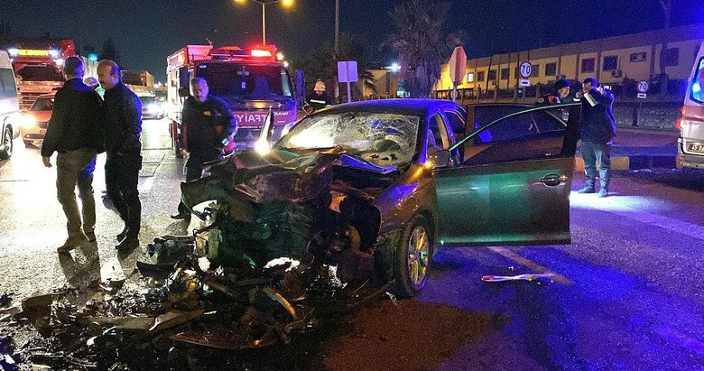 Manisa’da tıra çarpan otomobildeki 3 kişi yaralandı