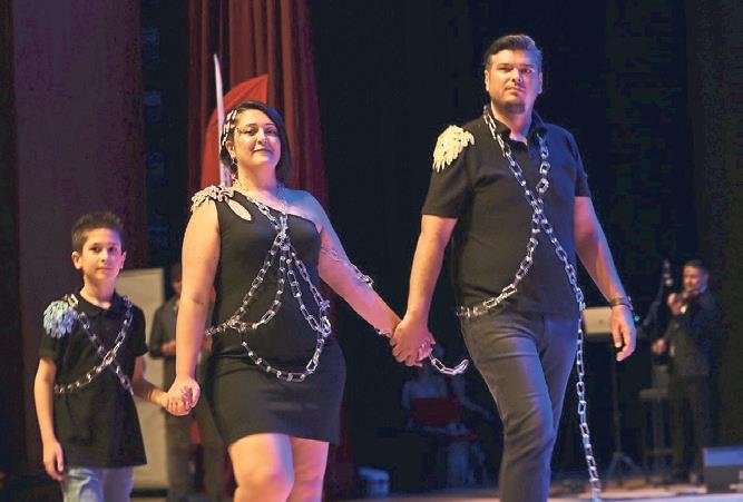 Camdan tasarlanan giysiler büyüledi