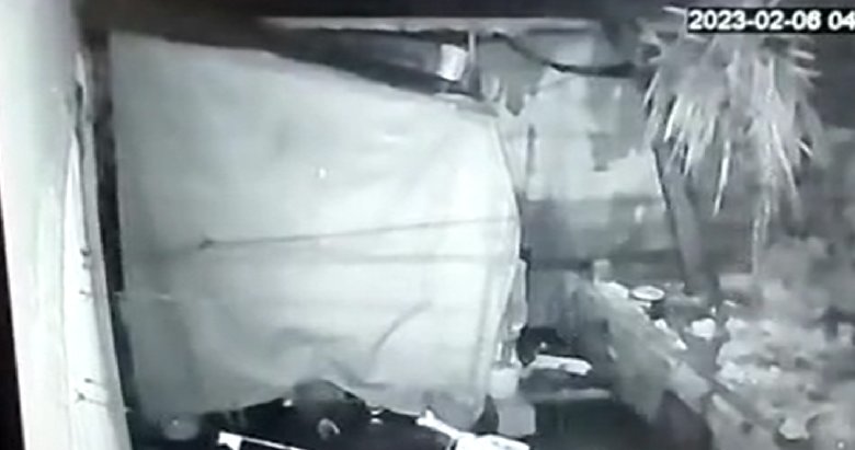 Deprem anına ait yeni görüntüler ortaya çıktı: Apartmanların üzerine sanki biri metalle vuruyordu