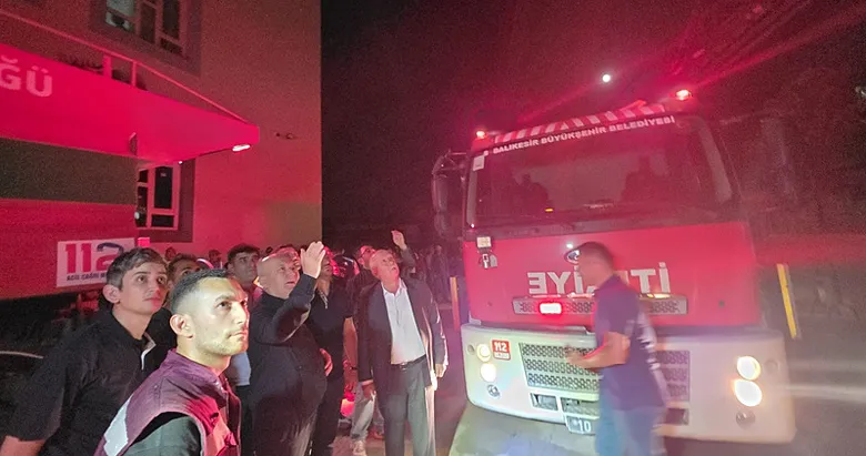 Balıkesir’de iki katlı binada korkutan yangın: Üst kat tamamen kullanılamaz hale geldi!