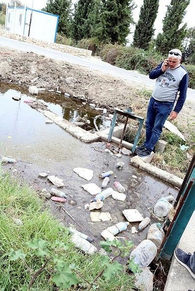 İki ilçedeki su kanallarında kirlilik tam gaz, çiftçi yağmuru bekliyor!